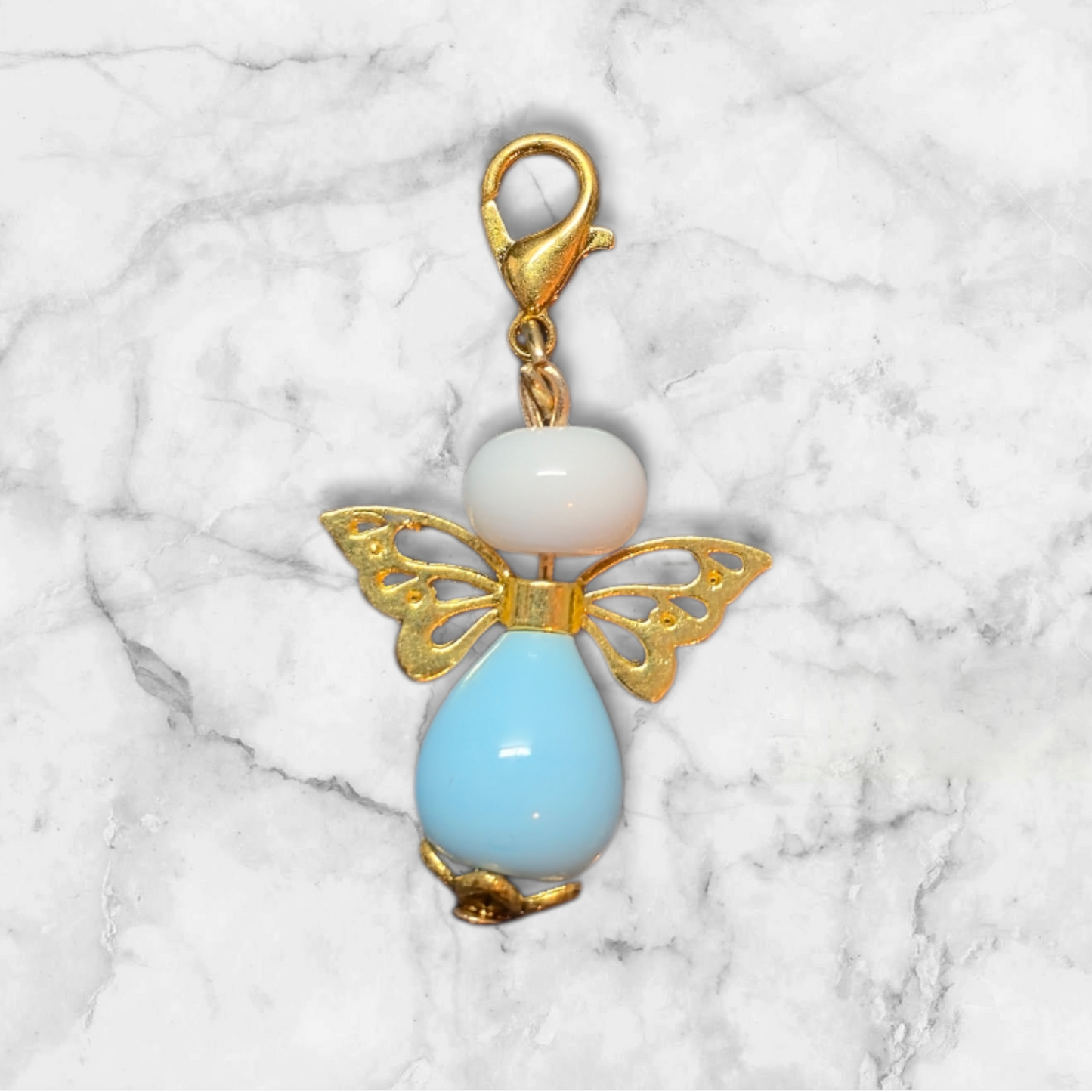 Engel mit goldenen Flügeln